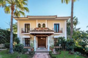 Amazing House With 6 Bedrooms and Private Garden & Pool in. Rio Real Golf, Marbella