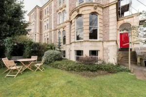 Grand Victorian Apartment in Sought-after Clifton, Bristol