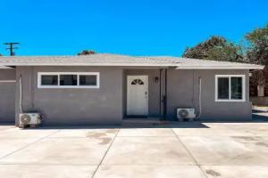 Cozy 2BR Home With Bright Interior Relaxing Patio Apartments, Ontario