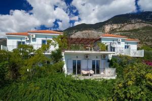 Summer Dream Hotel, Lourdhata