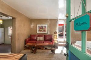 Paloma - Historic Adobe One Block To Canyon Road, Five Blocks To the Plaza, Gorgeous Furnishings, Fireplace, Hot Tub Tourist base, Santa Fe