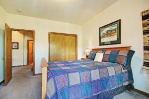 127 Lookout Ridge 2 Bedroom Townhouse by RedAwning, Dillon