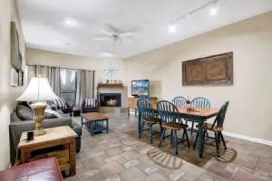 River Condo Next to Schlitterbahn Water Park! Apartments, New Braunfels