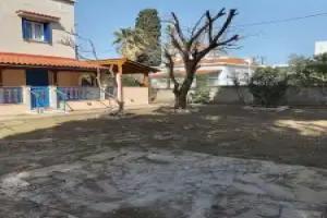 Regina's Apartments, Ixia