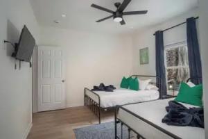 Vibrant 4br/3ba Oasis Near Happy Downtown! Tourist base, San Antonio
