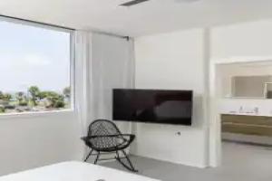 Stylish & Spacious 3 bedroom apartment by the Sea, Netanya