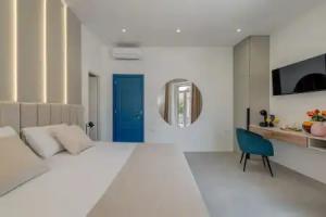 48 Rooms, Split