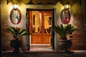 Ai Mori d'Oriente, Venice