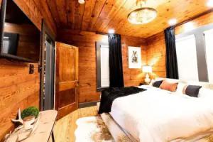 Best Location in Downtown NB Golf Cart Included! Hotel, New Braunfels