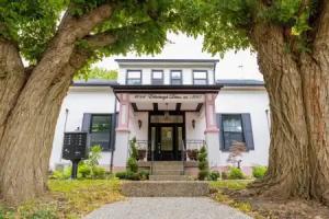 Modern Apt Neardowntown Ideal for Long Stays - U2 Apartments, Burlington