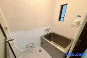 AiES Yotsugi, 8m walk from Station, 4people, free parking, direct access to the airport Hotel, Tokyo