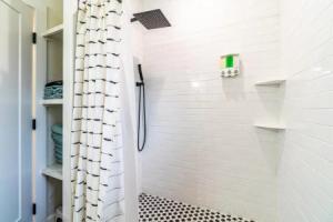 Stylish 2-bedroom Walking Distance to Downtown, Reno