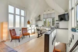 2-story Guesthouse w/ Private Deck in NE PDX, Portland