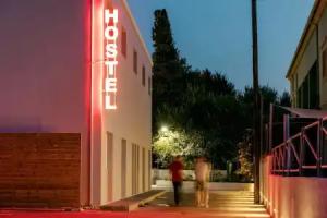 Local Hostel & Suites, Kontokali