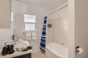 Walk to Beach - King Apt In 1 Area - AC Apartments, San Clemente