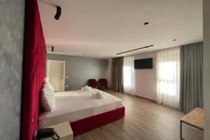 Leon Hotel, Shengjin