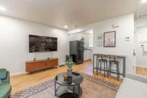Designer Living Pet-friendly UNR 2BR 1BA Tourist base, Reno