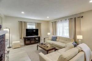 1 Mi to Cedar Point: Family Getaway w/ Porch! Tourist base, Sandusky