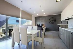 Serene 2BR Penthouse - Sea View Terrace, Qawra