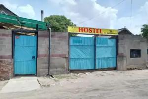 Happy Hostel, Tamga