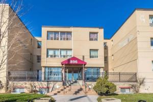 Magnificent Condo at Leaside - 10 Mins to Downtown Apartments, Toronto