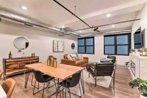 Walk to UNL Campus: Dtwn Loft Apt!, Lincoln