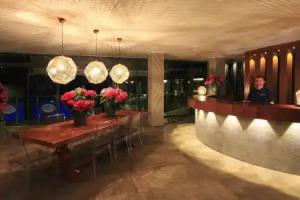 Sun City Apartments & Hotel, Side