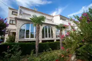 Burin Hotel, Baska