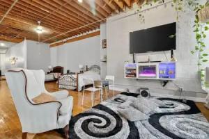 Huge 'man Cave' 2 Mins From Downtown Detroit 1 Bedroom Apts, Windsor