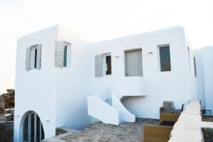 TerraRock Super Paradise Hotel, Elia