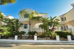 Villa Paralia Spacious 4BDR Central Villa Close to Fig Tree Bay Beach, Protaras