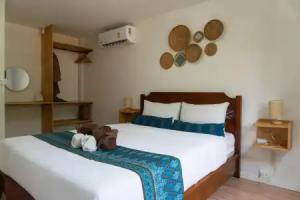 Leeloo Paradise, Khanom