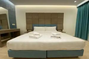 Mirror Hotel, Polykhrono