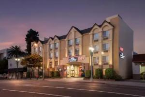 Howard Johnson by Wyndham Pasadena, Pasadena