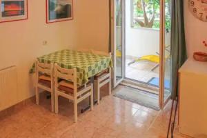 Stunning Apartment in Podgora With 2 Bedrooms and Wifi, Drasnice