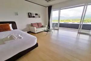 C View Hotel, Pua