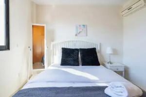 Glade - 1 BR Apt. & Balcony in Larnaca Apartments, Larnaka