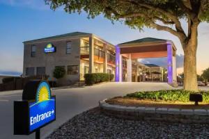 Days Inn by Wyndham San Antonio Near Fiesta Park, San Antonio