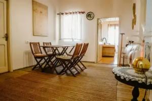 City Grove Blooms and Beds 2BR With City Views Tourist base, Gjirokaster
