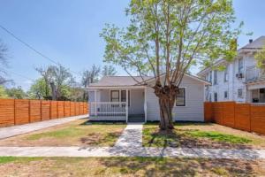 Stylish & Spacious Comfort 4br/3ba Downtown Gem! Apartments, San Antonio