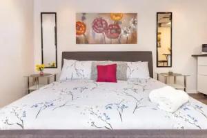 Newly-renovated - Modern Studio Apartment With King Bed Near Downtown, Ottawa