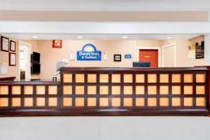Days Inn & Suites by Wyndham, Laredo