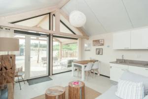 Modern Lodge With a Combi Microwave, in Bloemendaal, Haarlem