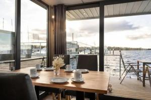 exclusives Hausboot "Opa Wilhelm" Cottage, Heiligenhafen