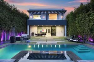 Private LA Retreat w/ Pool, Hot Tub & Fire Pit Near Melrose Ave The Martel House by Avantstay, Los Angeles
