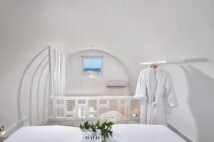 Petri Suites Santorini, Perivolos