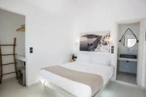 Cliff Aura Suites, Fira