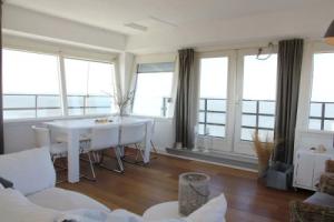 Vintage Holiday Home in Huisduinen near Sea Beach & Center, Den Helder