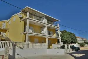 Fancy Apartments Dream - Modern One Bedroom Apartment With Balcony and Sea View, Brna