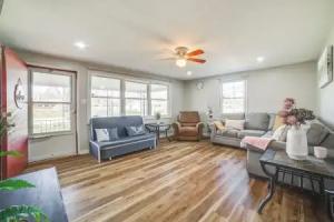 South Bend Home w/ Gas Grill Near Universities! Tourist base, South Bend